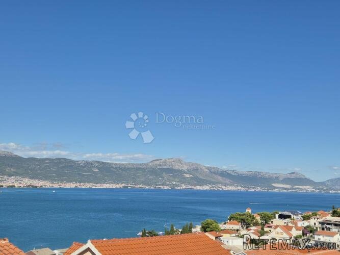 Prostrana apartmanska kuća sa panoramskim pogledom na more