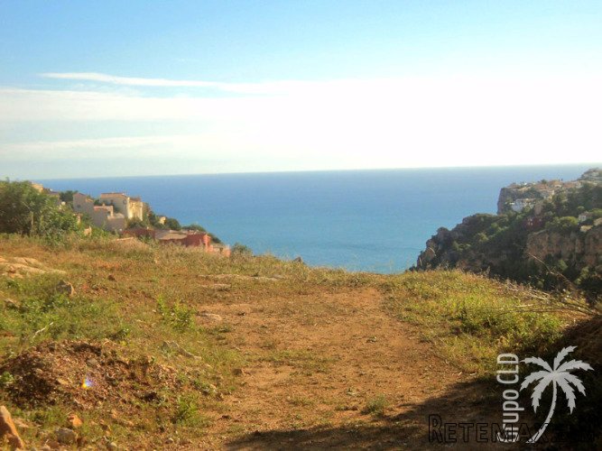 Building plot near the seafront with superb sea views. - 2