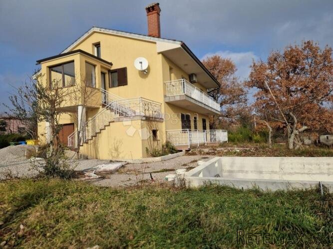 KUĆA SA 2 STANA i bazenom u izgradnji ,mirna lokacija , oko - 2