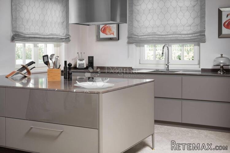 OTMJENA VILLA S BAZENOM, VRTOM I KROVNOM TERASOM BLIZU MORA - 3