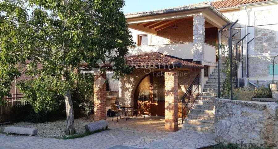 Kamena kuća s bazenom i velikom okućnicom - 2
