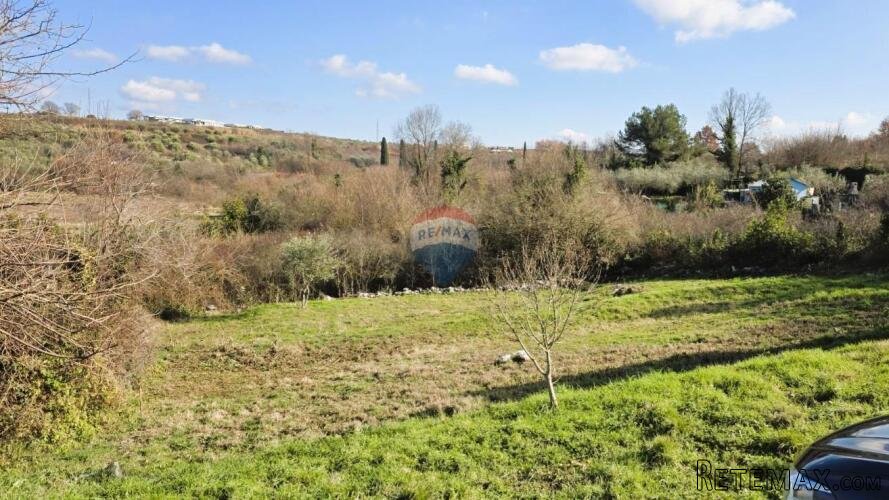 Istra, Brtonigla – građevinsko zemljište s projektom, 702 m²