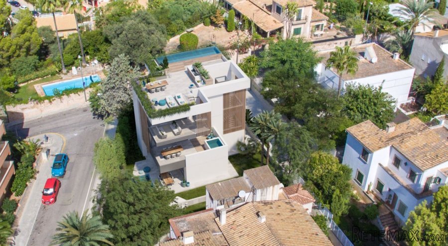 The project is a 3-storey building with 3 apartments, and a .. - 2