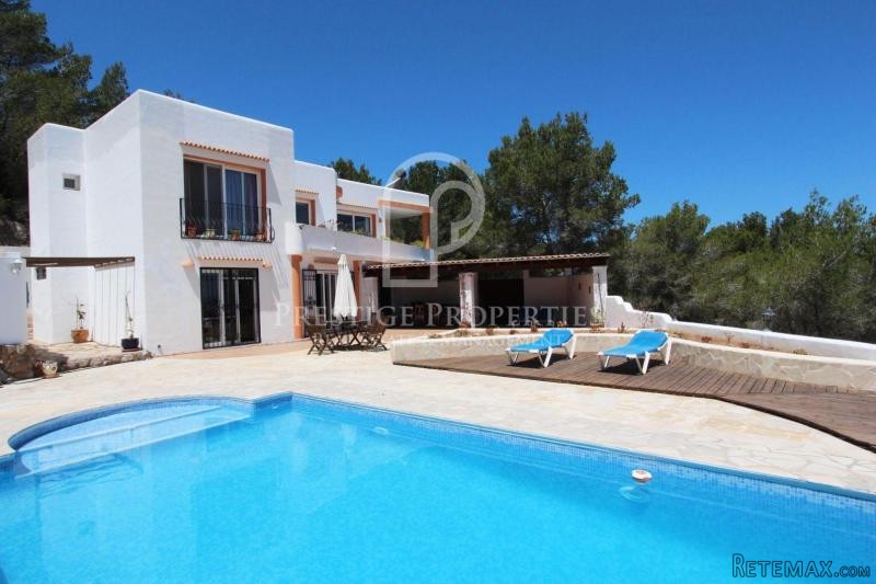 House with view of the valley and the..