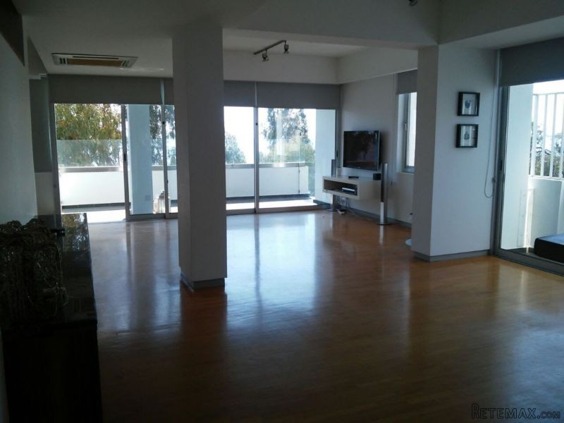 Large three bedroom flat for sale on.. - 2