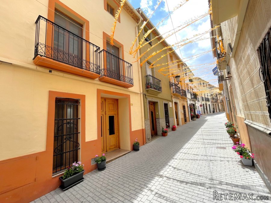 Located in the middle of the old town of Teulada, this..