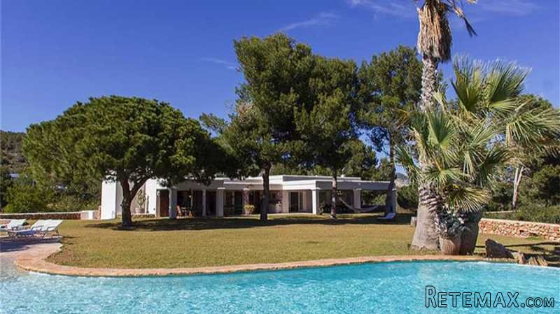 Stunning property with views to the sea