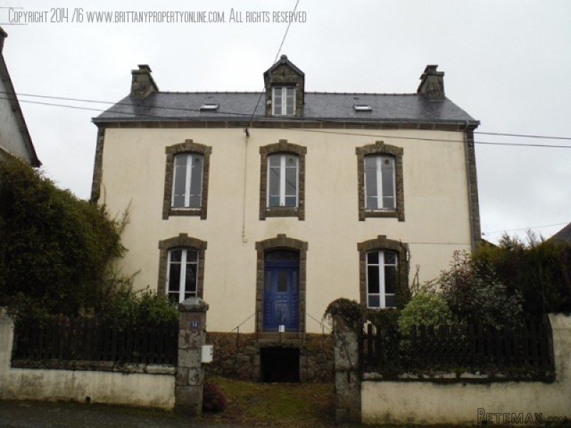Spacious 4 bed in village, family home..