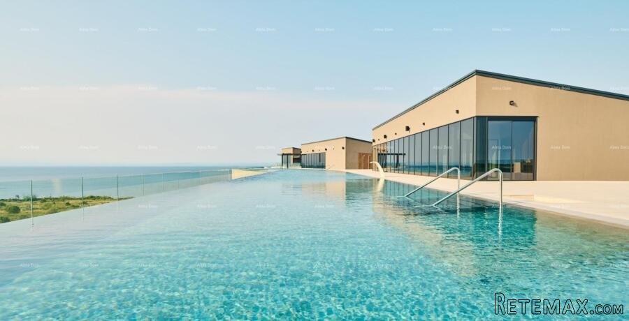 Luksuzni resort s krovnim infinity bazenom!