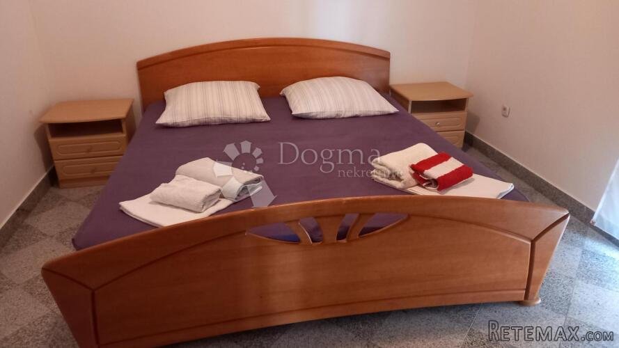 Apartmanska kuća sa velikom okućnicom - 9