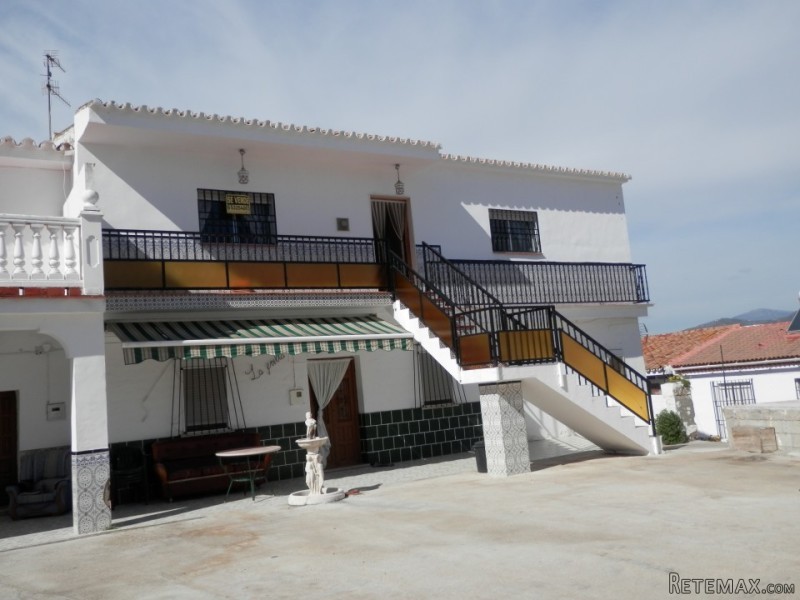 4 bedroom, 2 bathroom Townhouse, (build..