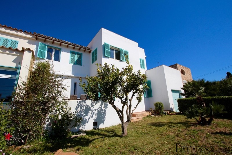 Attractive villa with garden and guest..