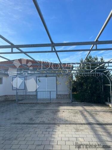 Pirovac - Apartmanska kuća s lijepom okućnicom - 2