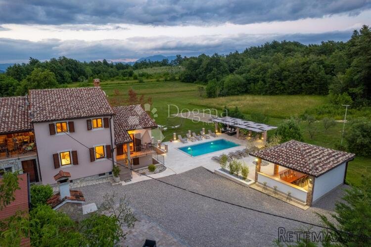 Tri kuće za odmor na 4500 m² okućnice! - 2