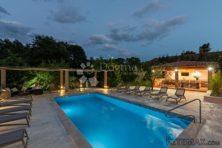 Tri kuće za odmor na 4500 m² okućnice! - 4