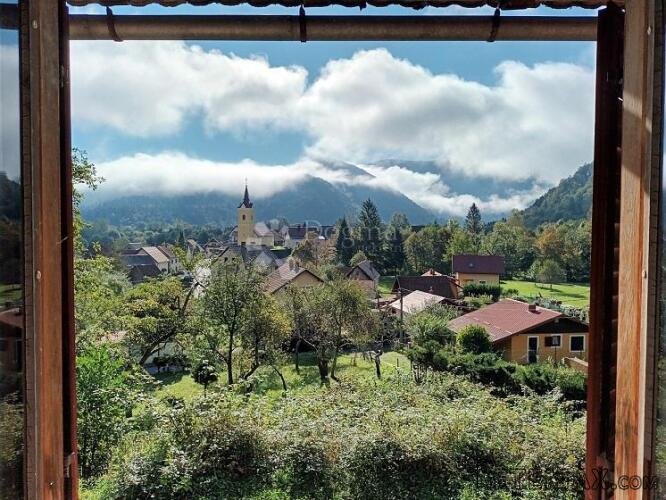 Velika kuća pored Kupe sa 2385 m2 okućnice