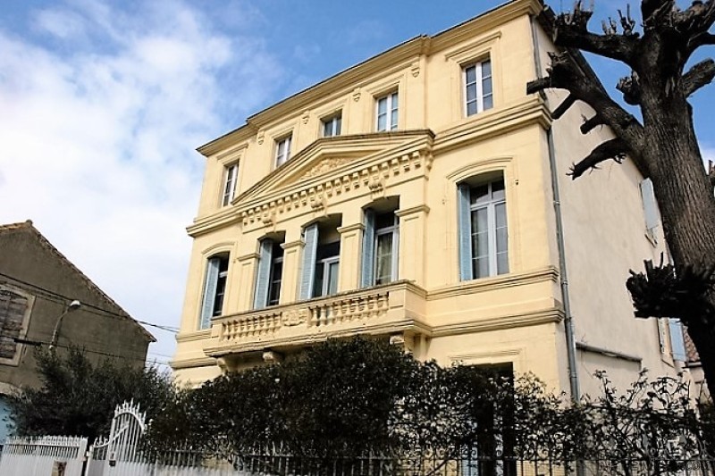 Elegant Townhouse With 8 Bedrooms..