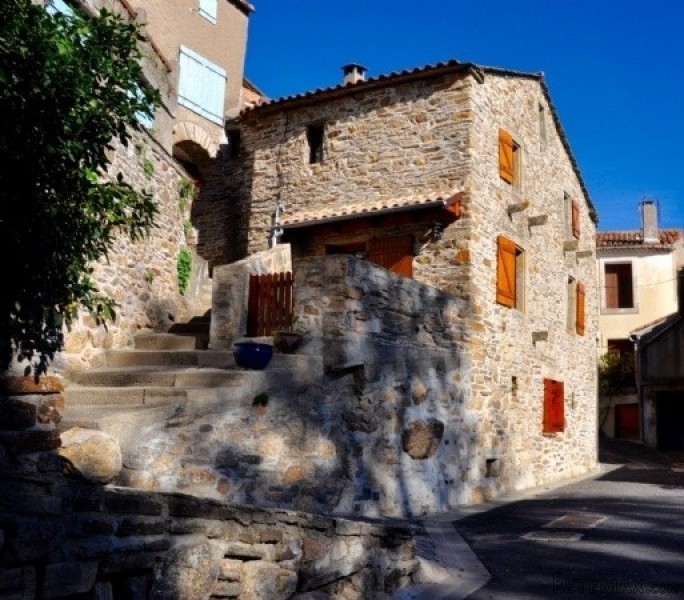 Idyllic Setting For This Pretty Stone..