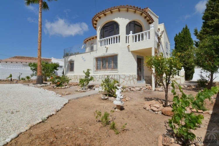 Villa with southeast orientation in Calpe, built on a 600..