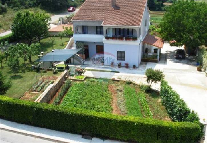 ISTRA, PULA: KUĆA BLIZU CENTRA I MORA