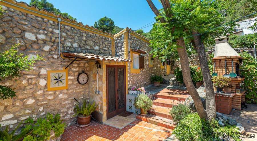 A charming small estate of 10,230 m2 with 3 dwellings, 2.. - 2