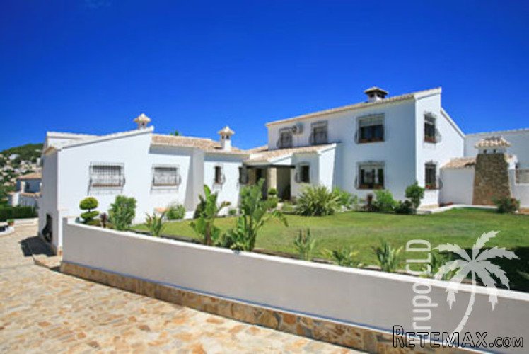 Luxury Villa with tennis court for sale in Javea located on.. - 2