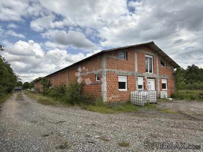 Velika gospodarska zgrada 600 m² na 12.000 m² ograđenog zeml