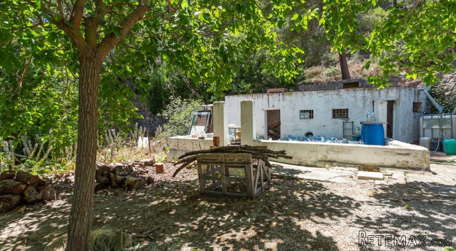 A charming small estate of 10,230 m2 with 3 dwellings, 2.. - 3