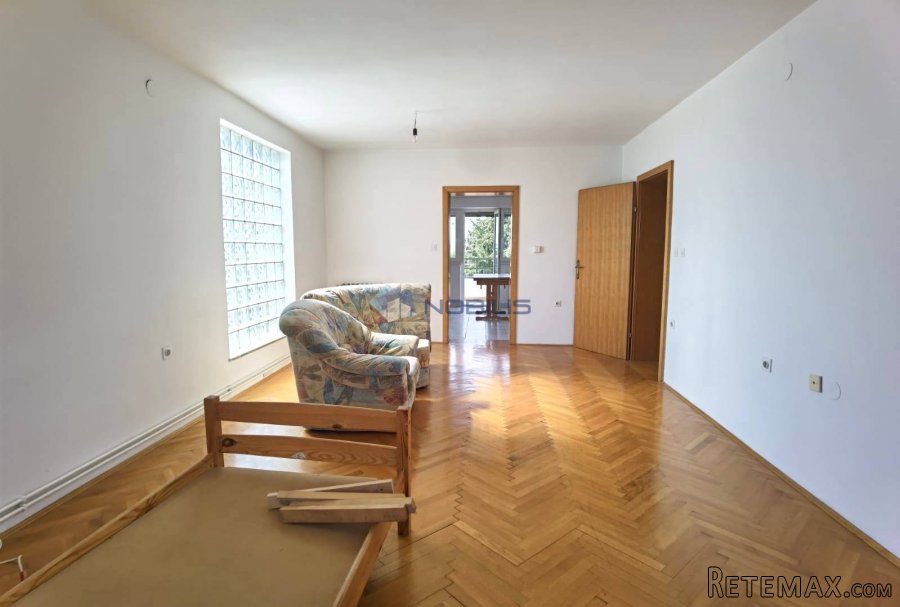 Bjelovar (Centar) 4-sobni stan, 116,75 m2 + 101,33 m2 TAVAN