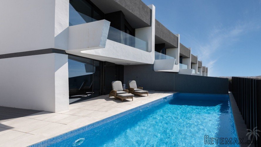 Beautiful small-scale new construction project in Torre del..
