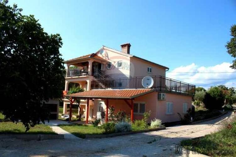 Apartmanska kuća u Krnici s pogledom na more