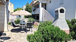 Krk, 42.68m2, 2s+db s vrtom, terasom i pogledom na more