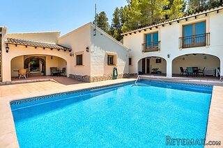 Impressive finca built in 2006 to a commendably high..