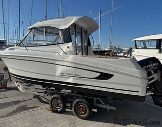 Motorni brod Beneteau Antares